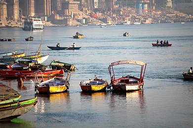 Shutterstock : Traditional boats on the River Ganga, Varanasi