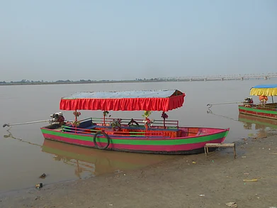 Wikimedia Commons : A boat on the Sarayu River, Ayodhya
