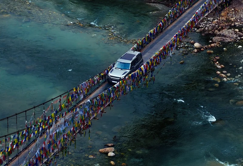 Border-to-border drives that link cultures, kingdoms, and remote settlements