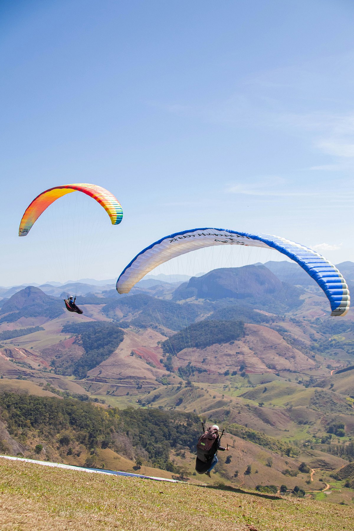 Unsplash : Soar above lakes, mountains, and coastlines at these breathtaking paragliding hotspots