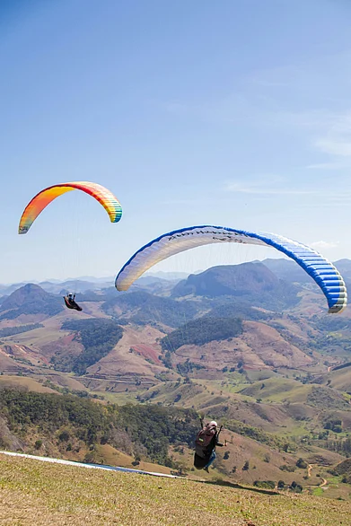 Unsplash : Soar above lakes, mountains, and coastlines at these breathtaking paragliding hotspots