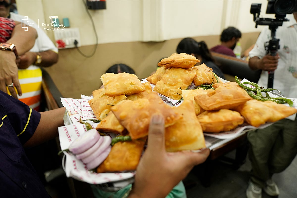 A local eatery in Telangana serving fried snacks that pair well with chai 
