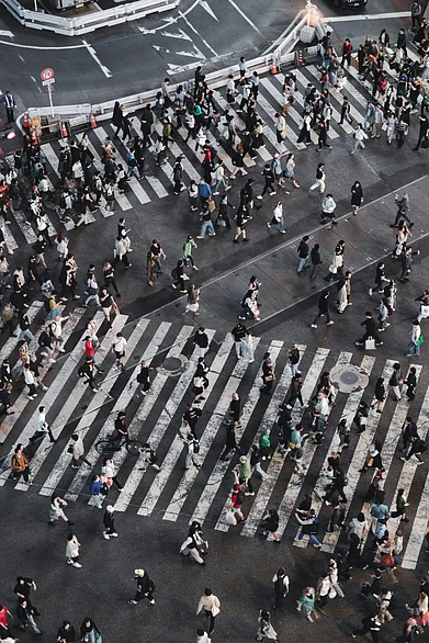Unsplash : Pedestrians at a crossing