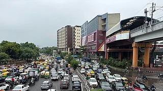 Author : Peak traffic hour at Delhis Okhla NSIC metro station area