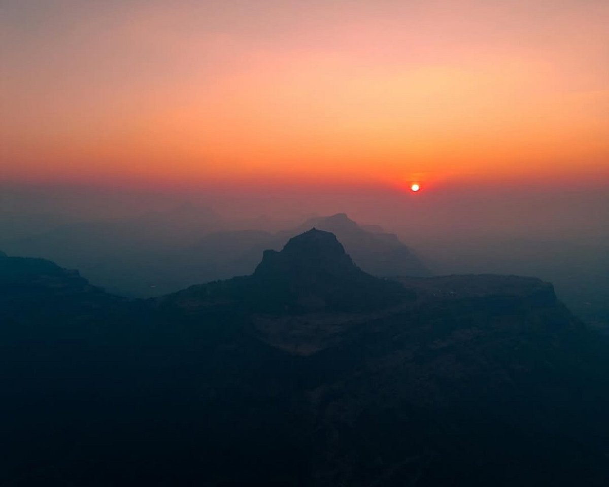 vedant.jpeg/Instagram : Saptashrungi Gad rises nearly 4,700 feet above sea level