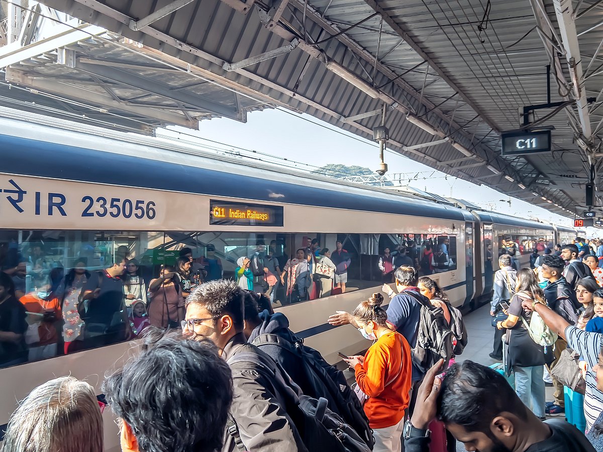 The Mumbai–Solapur Vande Bharat Express at Pune Railway Station
