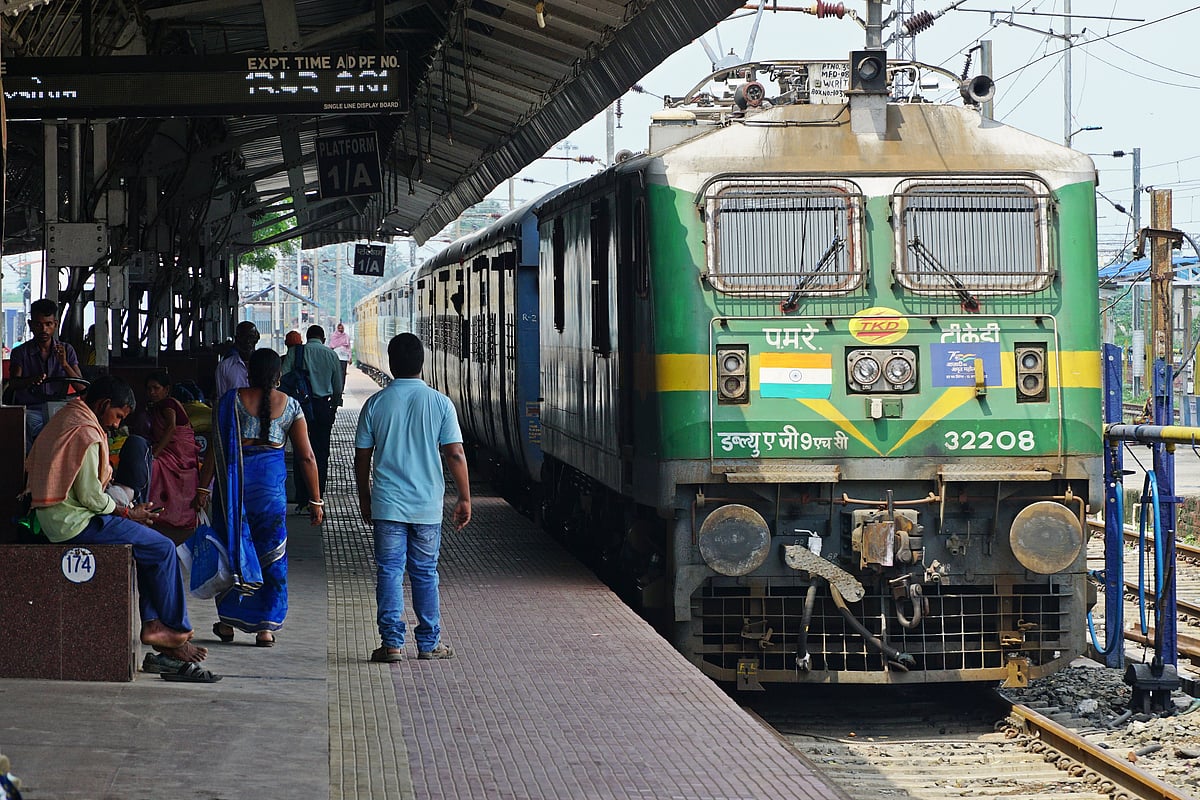 Shutterstock : An Indian Railways WAG-9 locomotive stationed at Gaya Junction, Bihar