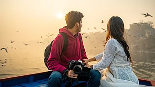 Shutterstock : Young couples take a quiet boat ride at sunrise