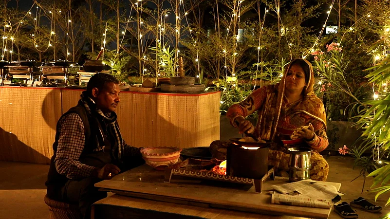 Couple preparing bajre ki roti at Padmaa, Jaipur