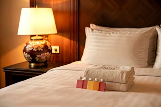 Shutterstock : Fresh linens and thoughtful in-room details at a luxury hotel