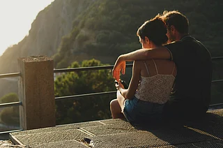 Unsplash : Romance doesn’t always need distance—sometimes it just needs the right direction