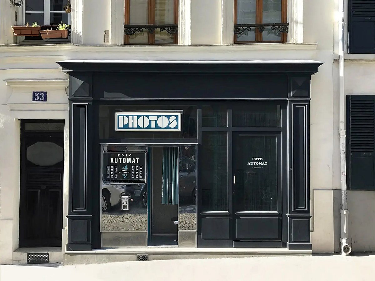 The vintage photobooth of Montmartre, 53 rue des Trois Frères