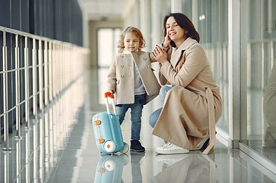 Freepik : Early flights and smart seat choices can significantly reduce travel-day stress for families