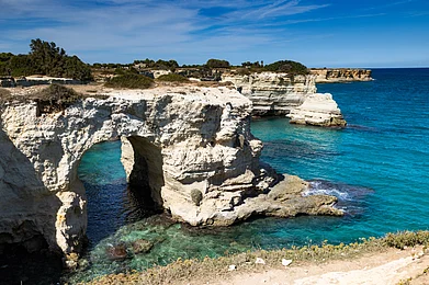 Shutterstock : Lovers Arch, Italy