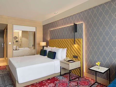 Clarity in room-to-bath circulation