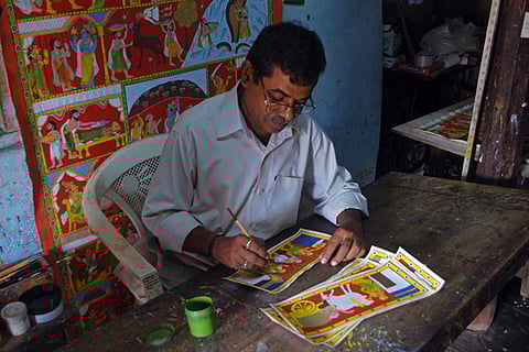 A Cheriyal painter at work