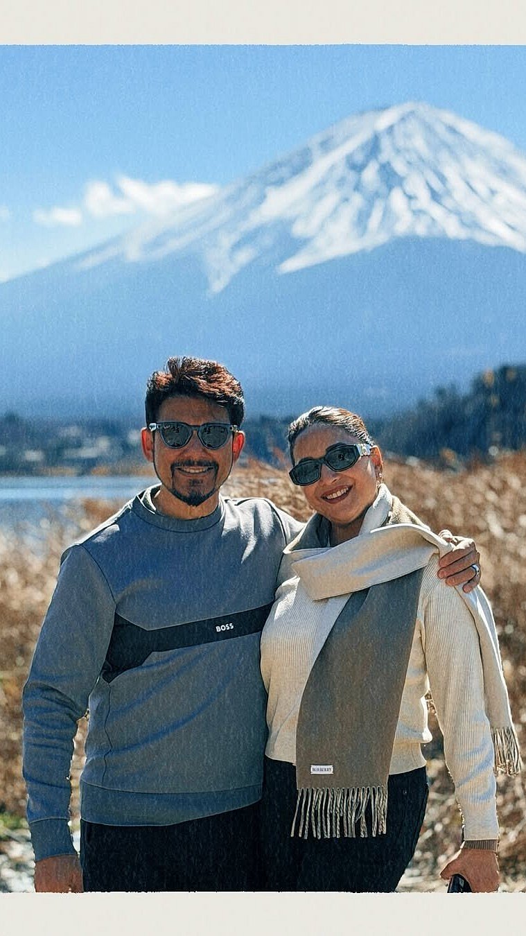 Dixit and Nene against the backdrop of Mt Fiji