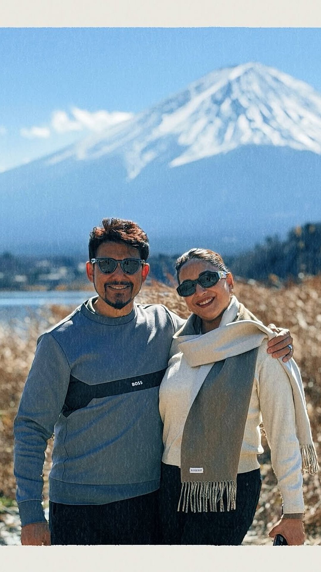 Dixit and Nene against the backdrop of Mt Fiji