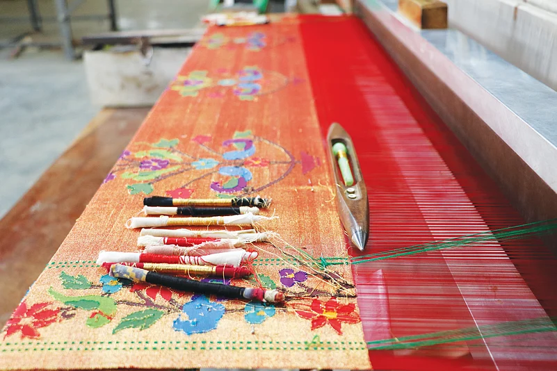 Weaving a Paithani saree