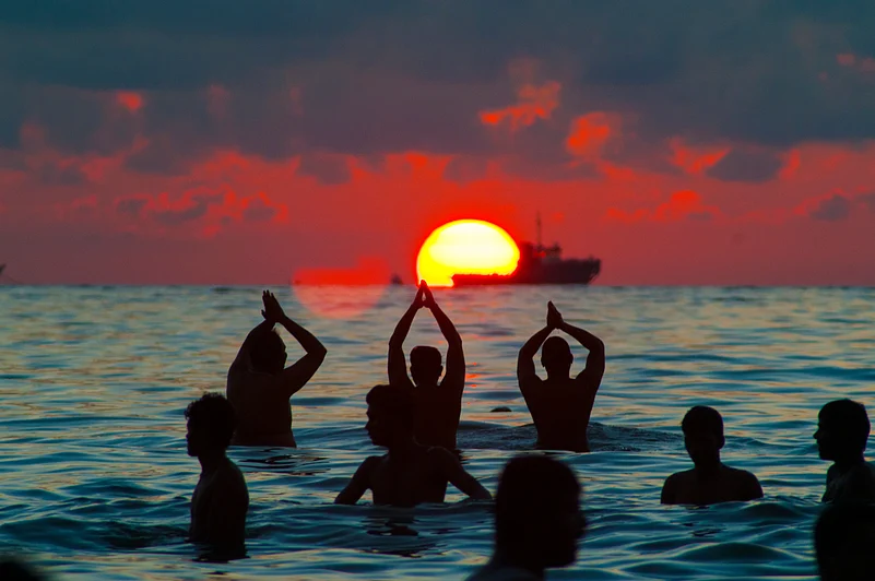 Pligrims take holy dip near Rameswaram