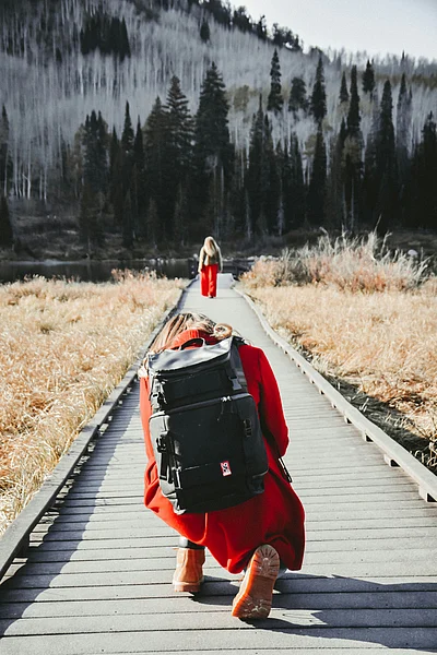 Unsplash : Women travellers on their hike