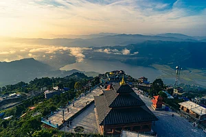 Unsplash : Pokhara serves as the gateway to several treks in the Annapurna region