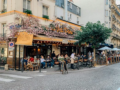 Unsplash : A French cafe