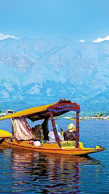 Dal Lake in Srinagar, Kashmir 