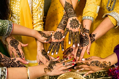 Unsplash : A shot of hands with henna on