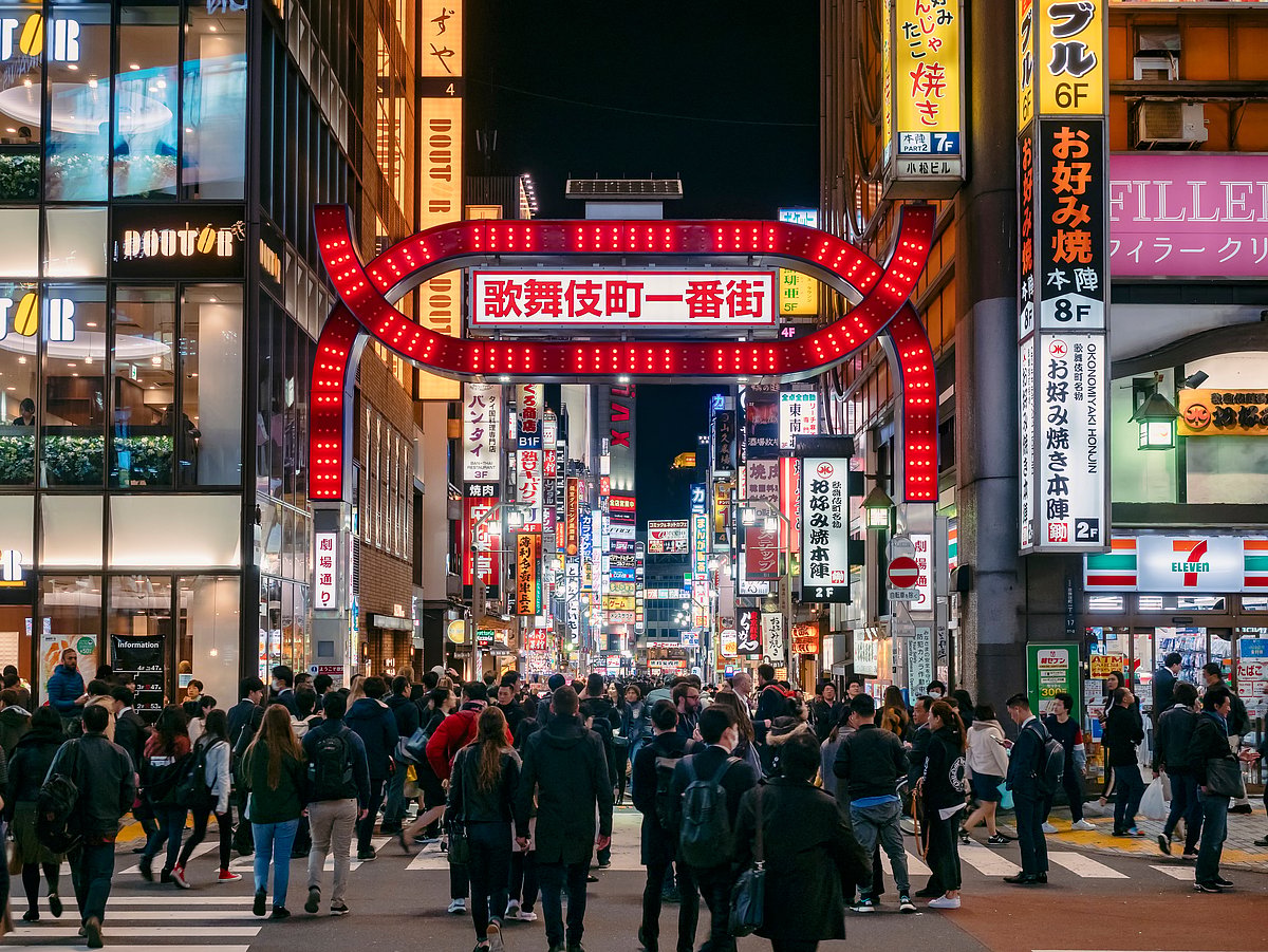 Shutterstock : Neon-lit Kabukicho captures Tokyo’s vibrant nightlife