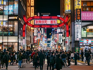 Shutterstock : Neon-lit Kabukicho captures Tokyo’s vibrant nightlife