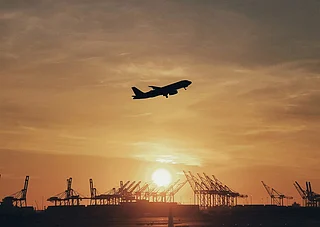 Unsplash : Flight operations from key Gulf hubs are gradually stabilising, though rerouting remains essential