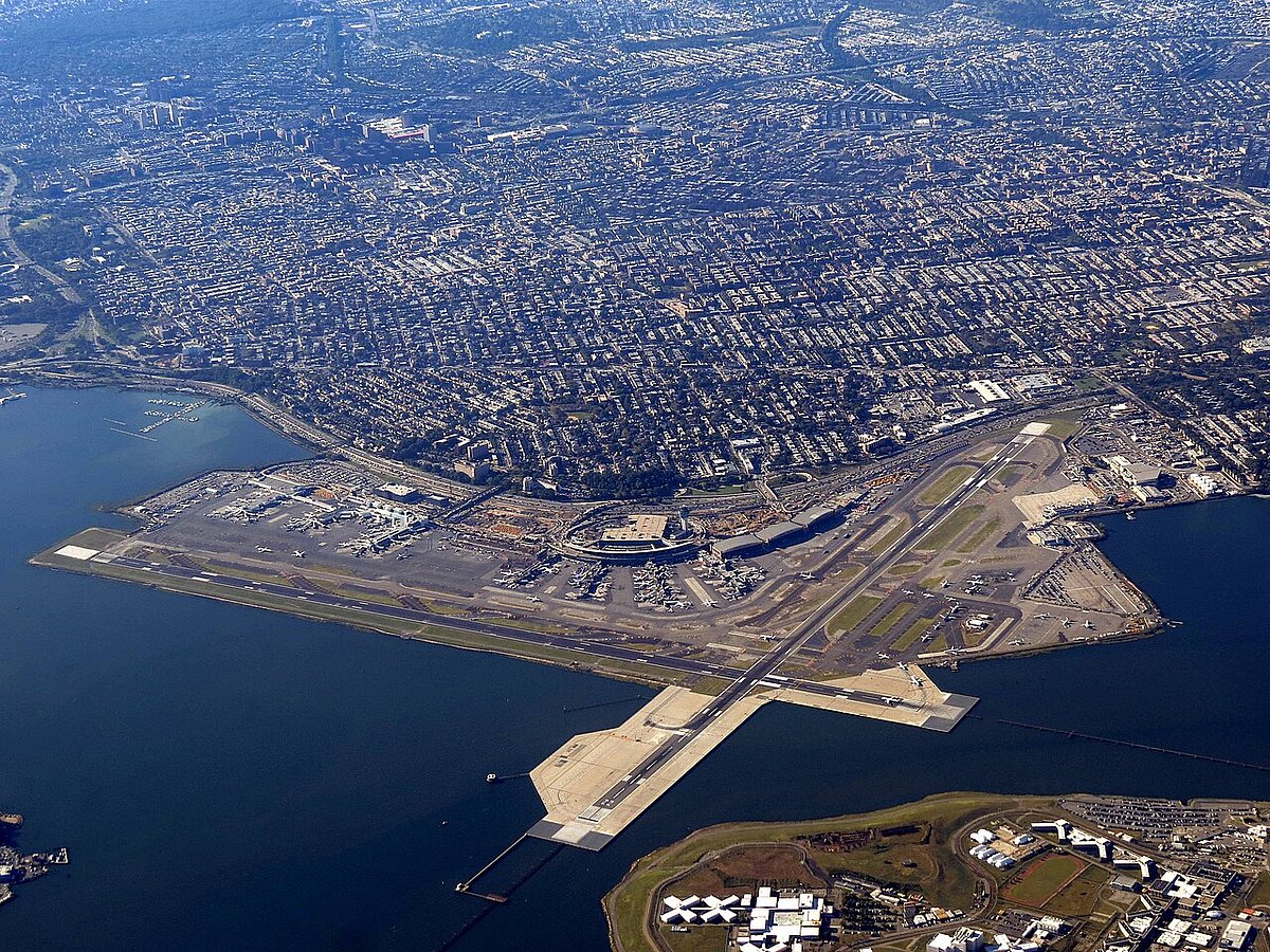 redlegsfan21/Wiki Commons : An aerial view of LaGuardia Airport, New York