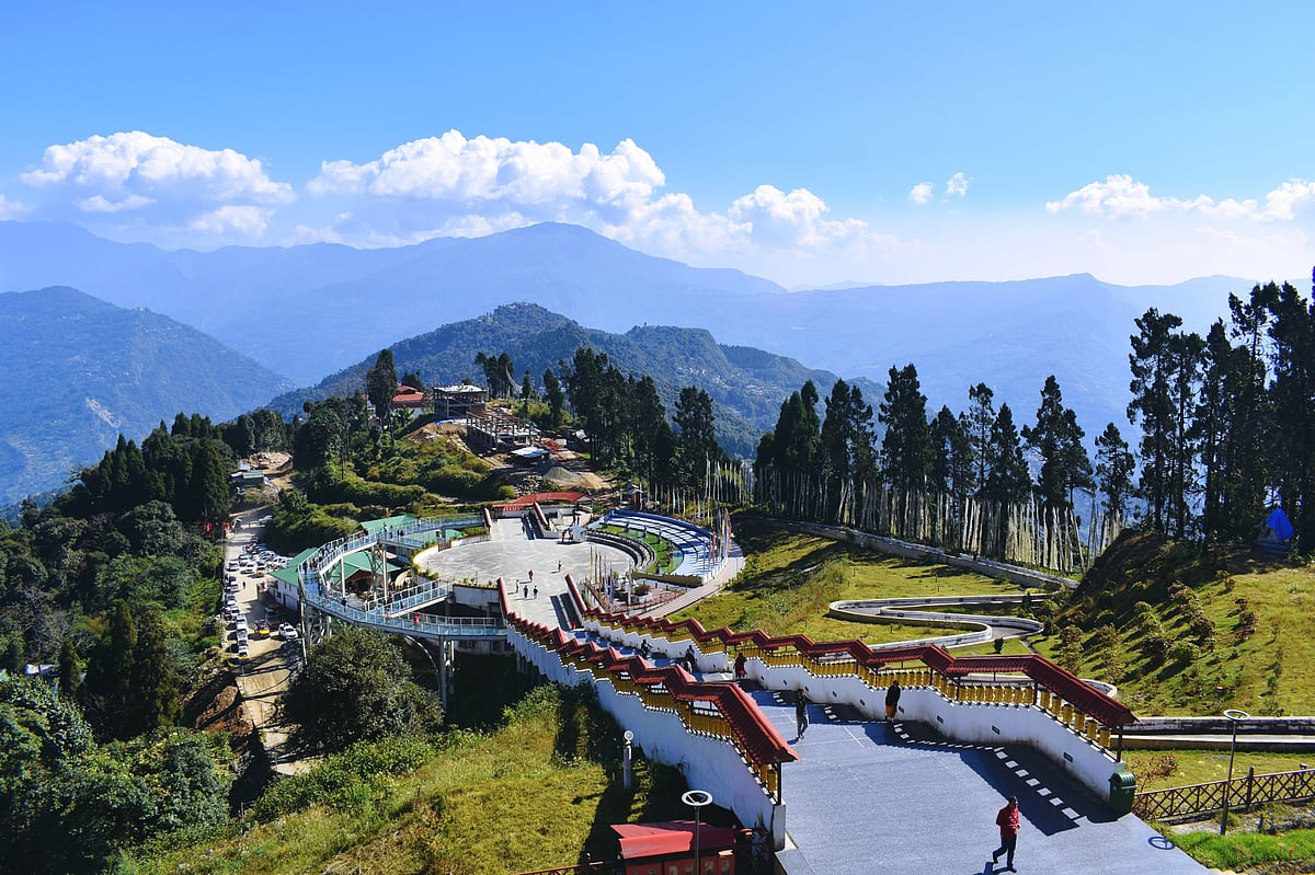 In Pelling, you can take lovely mountain walks, enjoy the cool breeze and catch stupendous views of the Khangchendzonga mountain