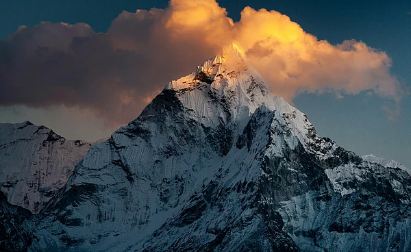 Unsplash : Nepal has opened 97 Himalayan peaks for free climbing until 2027