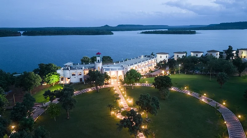 Narwar Lakefront Resort