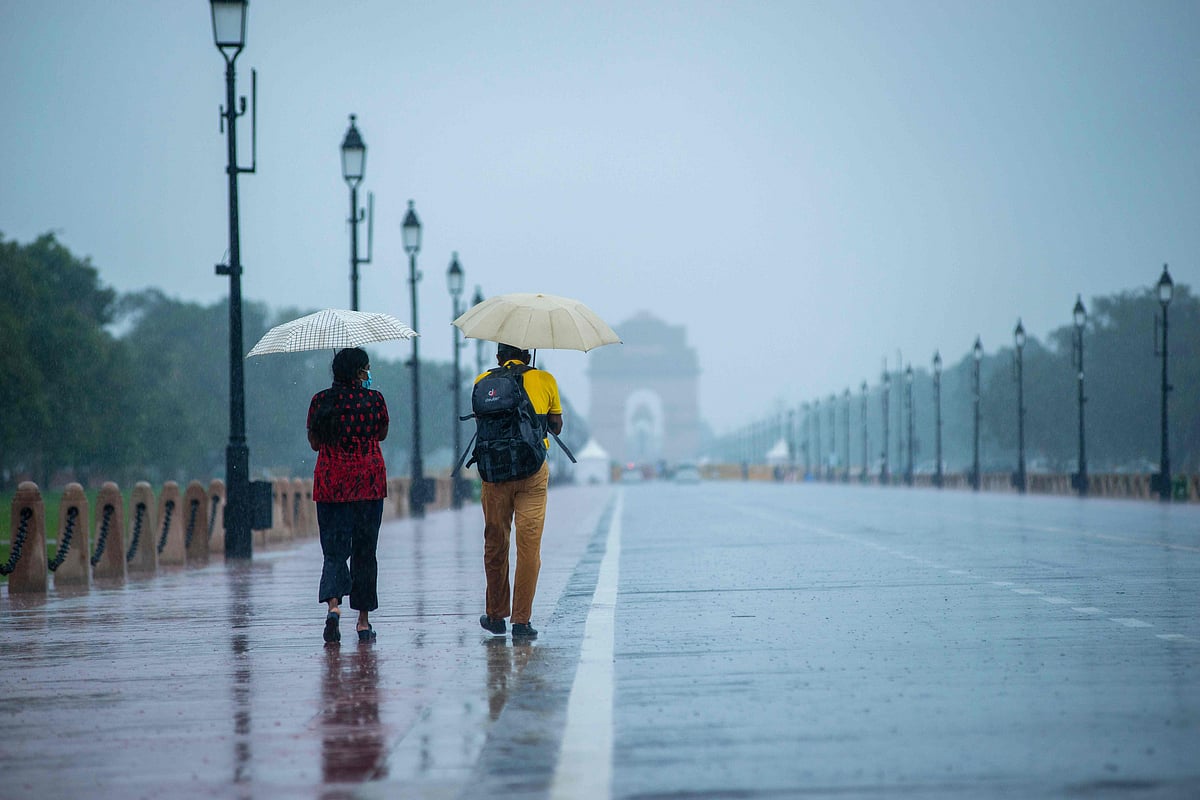 Shutterstock : Couple walking on a rain-soaked road near India Gate
