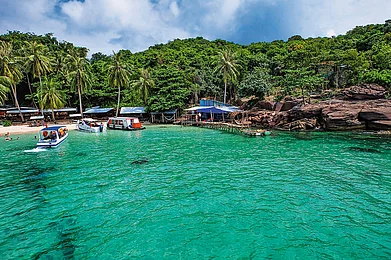 Shutterstock : Dive in the clear waters of Phu Quoc