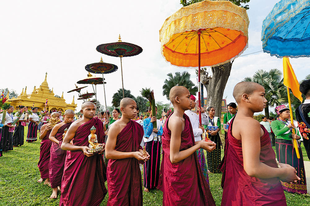 Shutterstock : Young monks walk in procession during Sangken