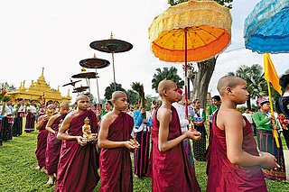 Shutterstock : Young monks walk in procession during Sangken