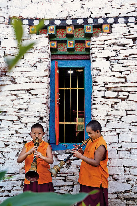 Young monks playing gyaling at Rinchenpong Monastery