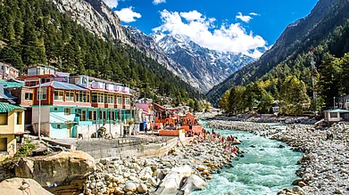 Shutterstock : Gangotri town by the side of Bhagirathi river