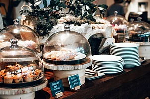 Unsplash : Hotel breakfast buffets are evolving, with hybrid formats and live kitchens helping reduce food waste while improving freshness
