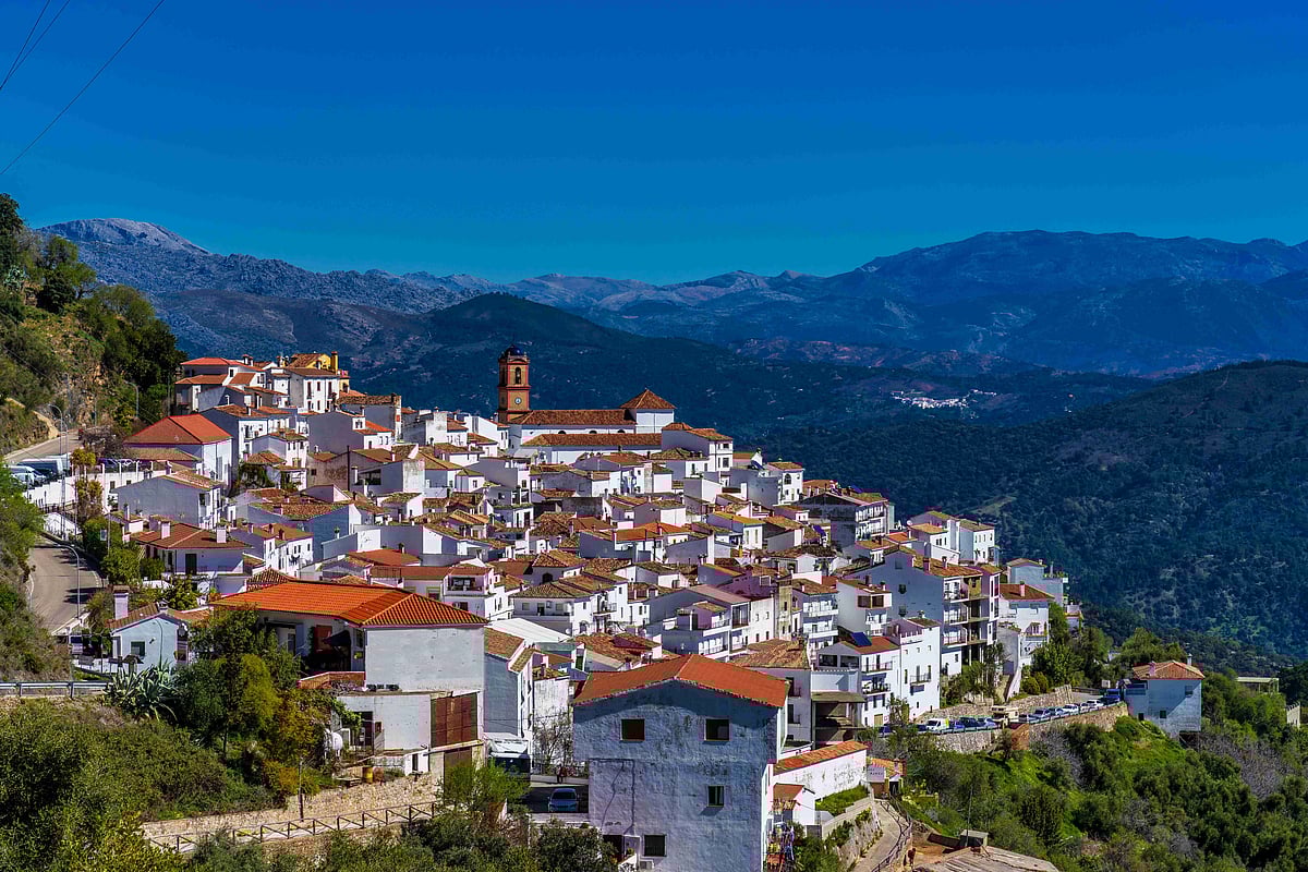 Shutterstock : White Andalusian village Algatocin, province of Malaga, Spain