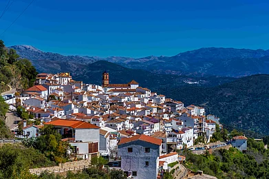 Shutterstock : White Andalusian village Algatocin, province of Malaga, Spain