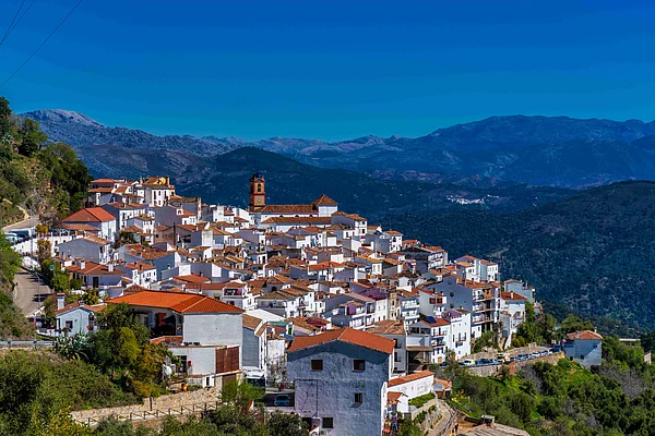 Shutterstock : White Andalusian village Algatocin, province of Malaga, Spain