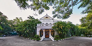 Royal Orchid Metropole : The hotel blends colonial pillars and arches with modern comforts