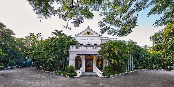Royal Orchid Metropole : The hotel blends colonial pillars and arches with modern comforts