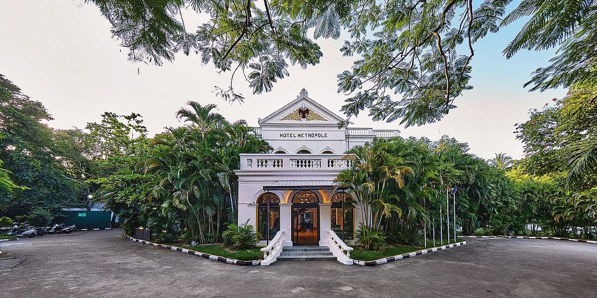 Royal Orchid Metropole : The hotel blends colonial pillars and arches with modern comforts