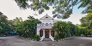Royal Orchid Metropole : The hotel blends colonial pillars and arches with modern comforts
